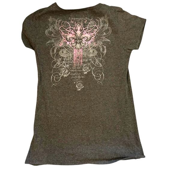 2000s Fifth Sun V-Neck Graphic Tee Size Medium Grey Pink Cross Fleur de Lis Y2K - Picture 2 of 5